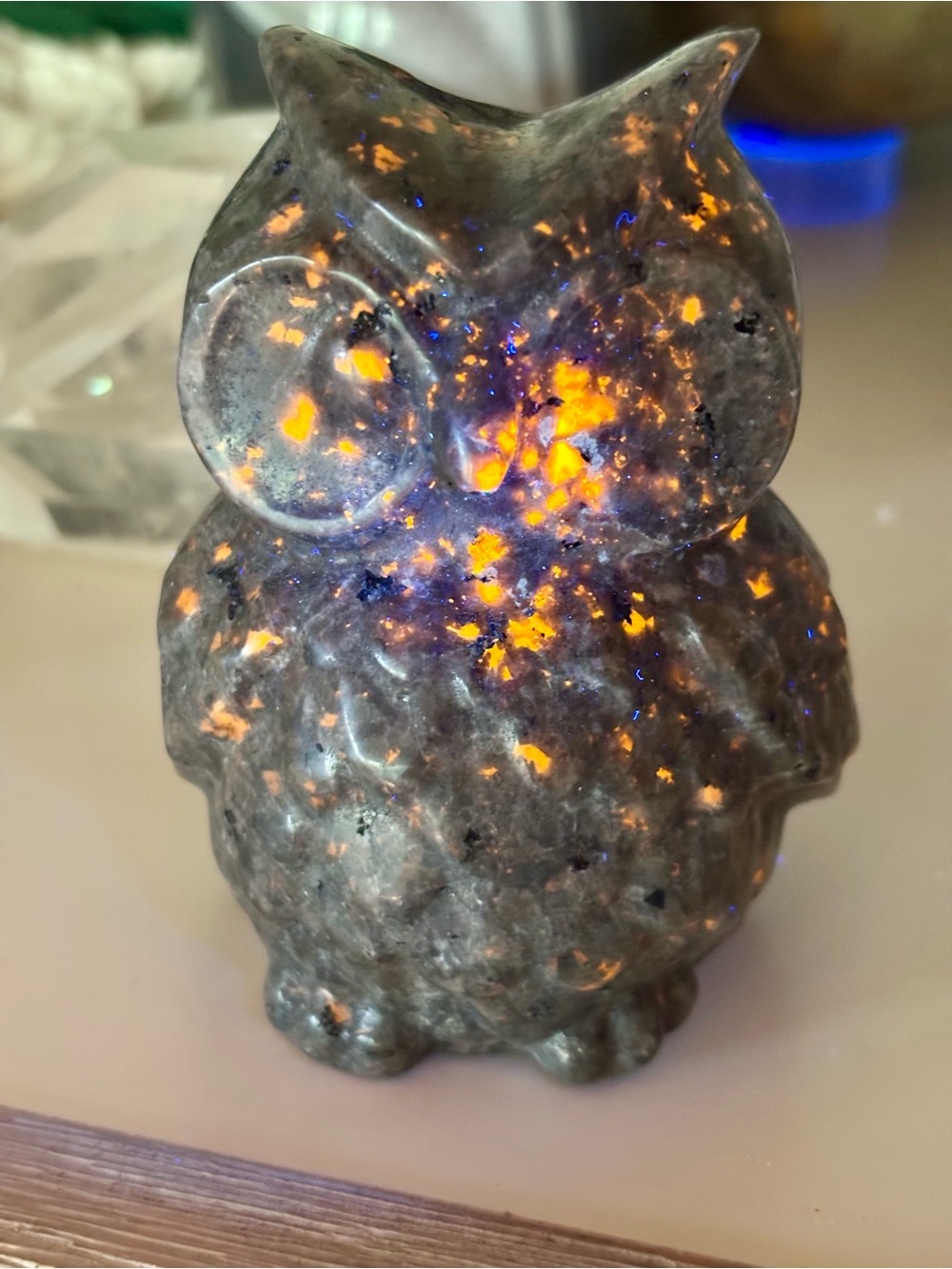 Yooperlite Owl Carving – UV Reactive Fluorescent Stone – Glowing Crystal Owl